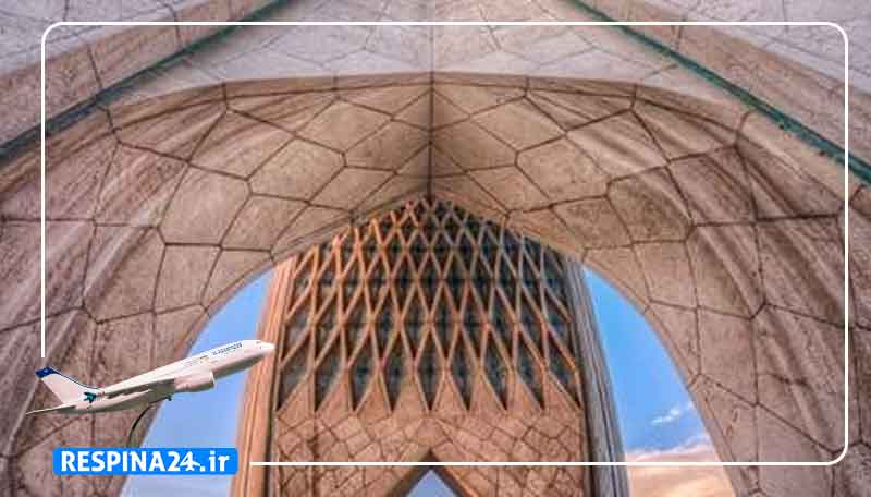 میدان آزادی به همراه یک هواپیما کوچک در حال پرواز